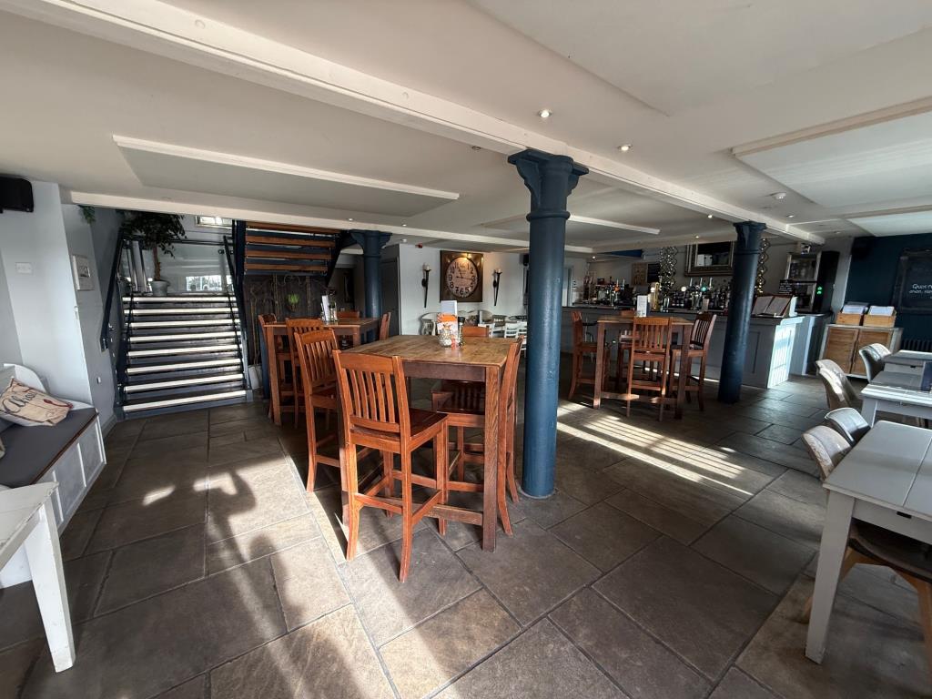 Lot: 70 - RESTAURANT IN MARINA LOCATION WITH POTENTIAL - Ground floor restaurant and bar area with stairs to upper level